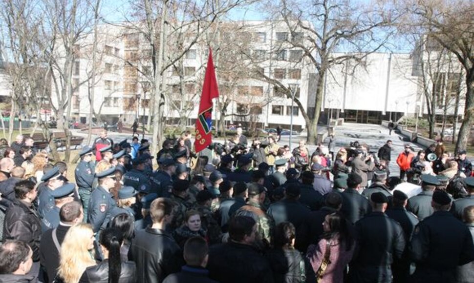 12 val. Vilniuje į įspėjamąją protesto akciją prie Vyriausybės rinkosi pareigūnai