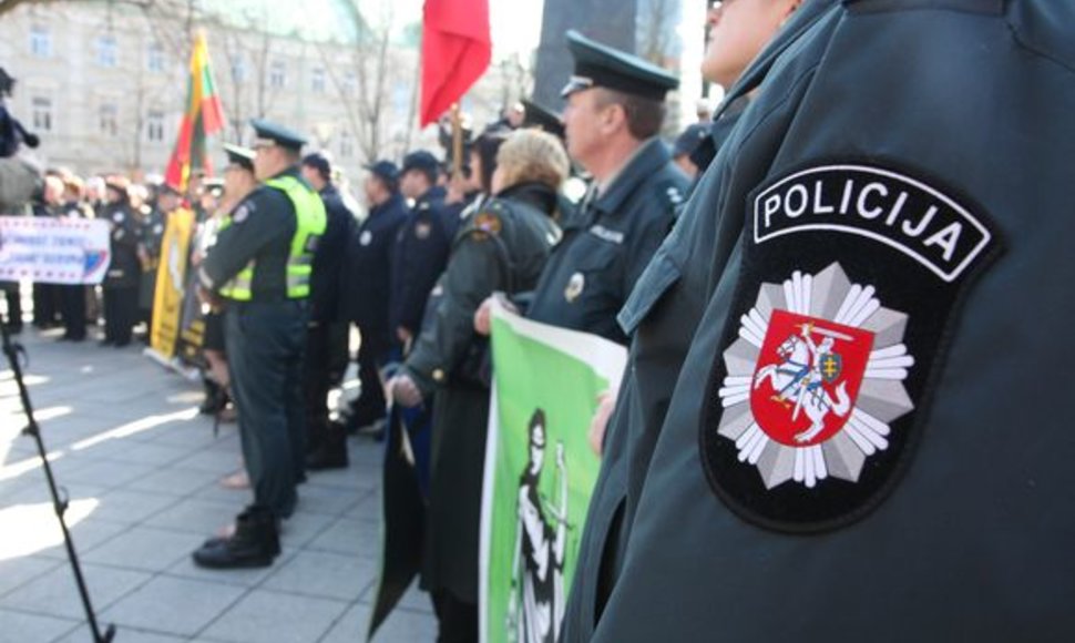 12 val. Vilniuje į įspėjamąją protesto akciją prie Vyriausybės rinkosi pareigūnai