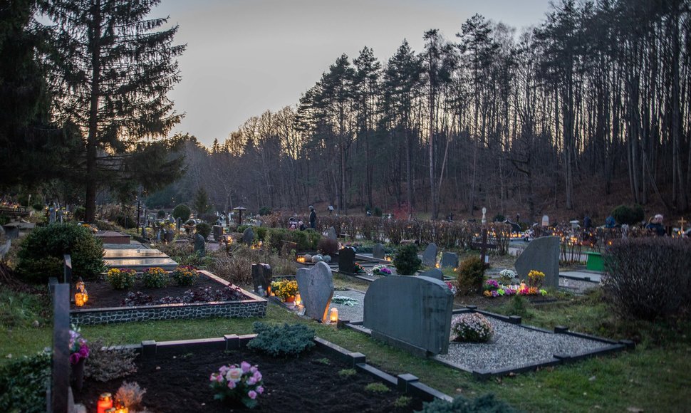 Visų šventųjų dienos vakaras Vilniaus Rokantiškių kapinėse. 