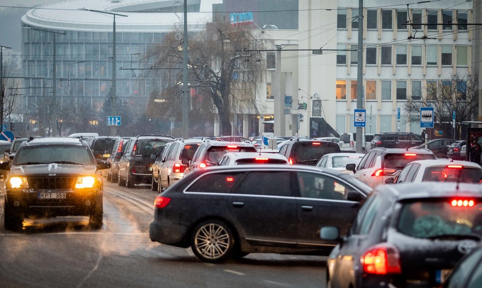 Paskutinę dieną prieš Kalėdų šventes Vilnius sustojo spūstyse.