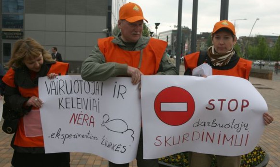 Vilniaus troleibusų" darbuotojų profesinės sąjungos atstovai tikisi, kad piketu pavyks atkreipti valdžios dėmesį į pagrindines bendrovės problemas.