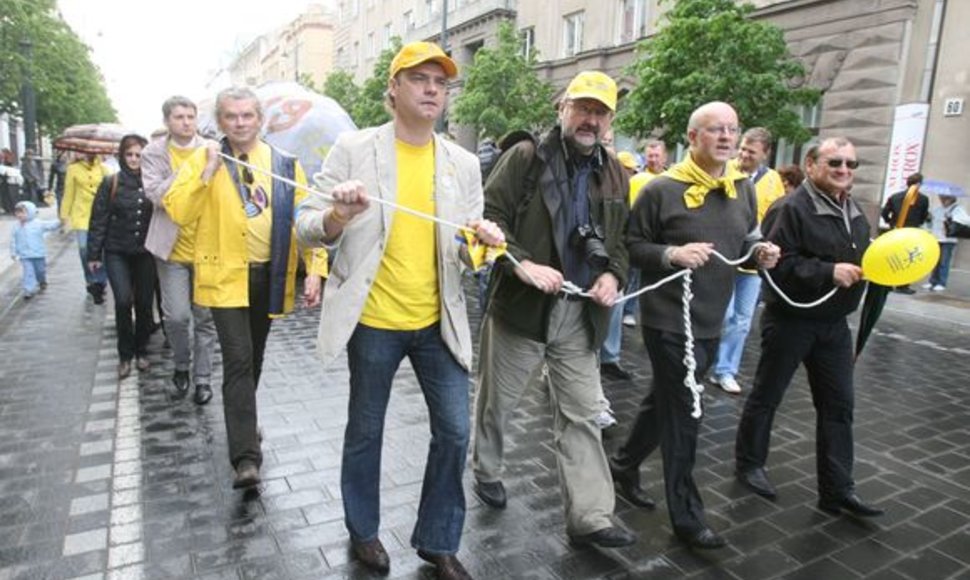 Šiemet savaite anksčiau nei pernai minima Laisvės nuo mokesčių diena. Tradiciškai  nuo Vyriausybės rūmų Seimo link nešamas simbolinis mokesčių naštos akmuo. 