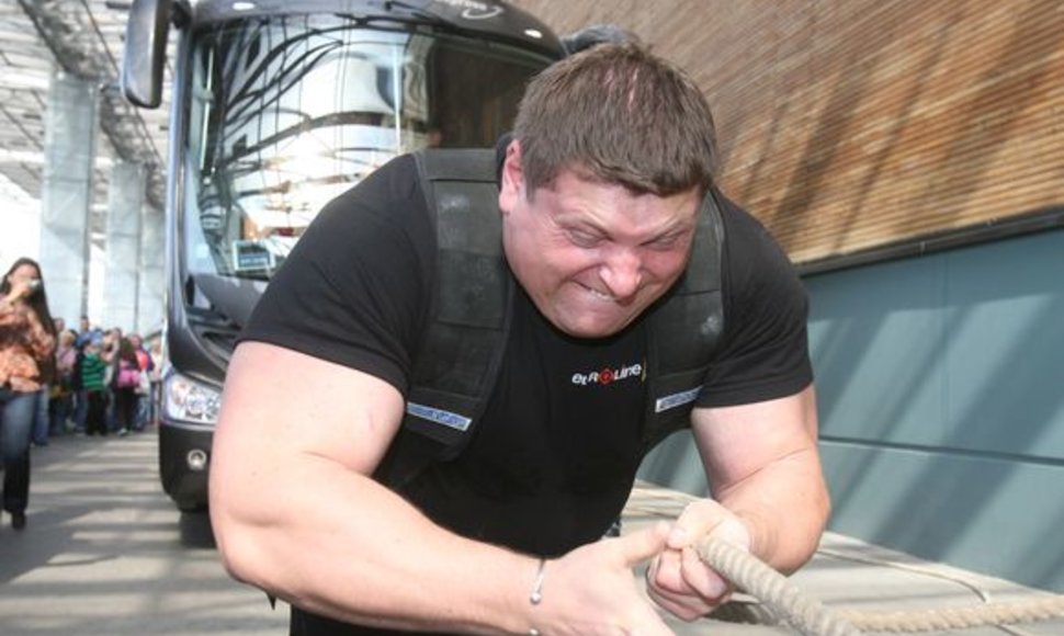 Stipriausias pasaulio žmogus Žydrūnas Savickas pasiekė autobuso traukimo jėgos rekordą. Galiūnas iš vietos išjudino ir nemažą atstumą traukė 17 tonų 300 kilogramų sveriantį autobusą.
