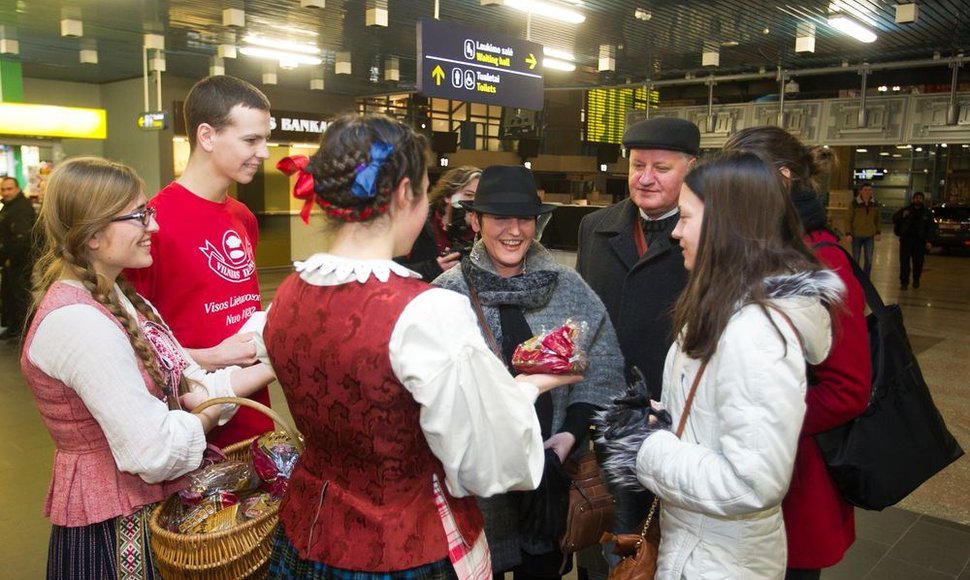 Šv. Agotos – Duonos dienos išvakarėse duonos kepalėlis į Londoną vykstantiems keleiviams.