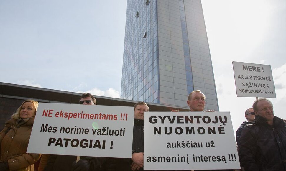 Mar&scaron;rutinių taksi vairuotojų akcija Europos aik&scaron;tėje.
