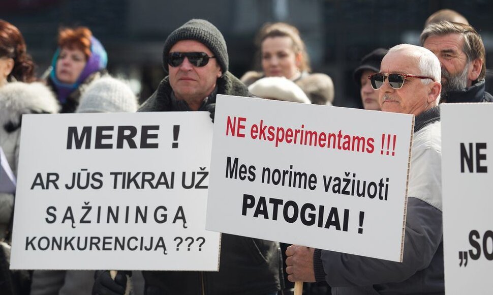 Maršrutinių taksi vairuotojų akcija Europos aikštėje.