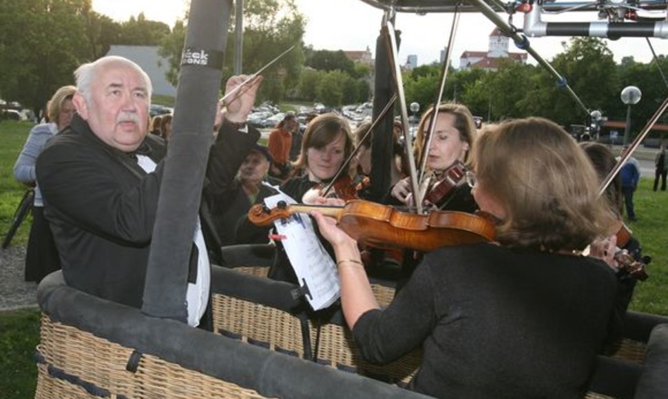 Šv. Kristoforo kamerinio orkestro artistai, diriguojami prof. Donato Katkaus, iš pievos prie Tymo turgaus oro balionu pakilo koncertuodami.