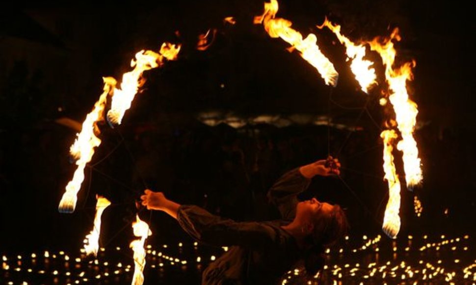 Vilniaus Rotušės aikštėje parodytas ugnies šou.
