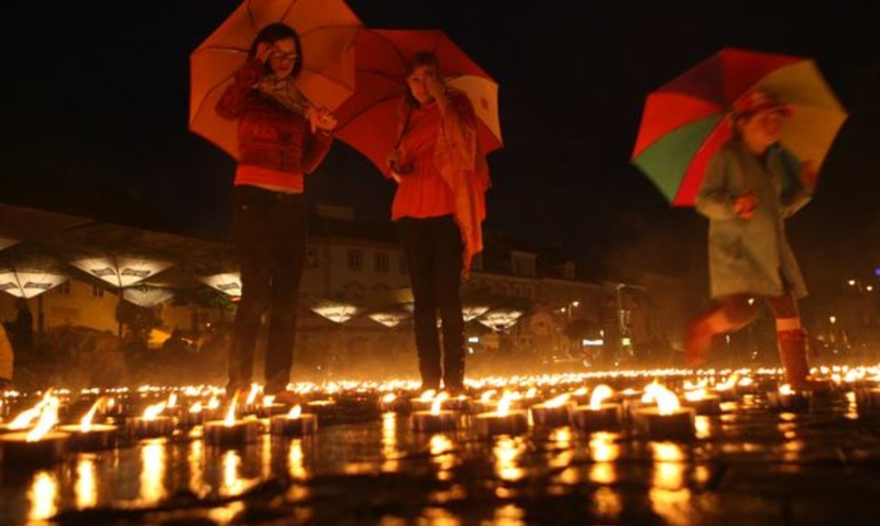Vilniaus Rotušės aikštėje parodytas ugnies šou.