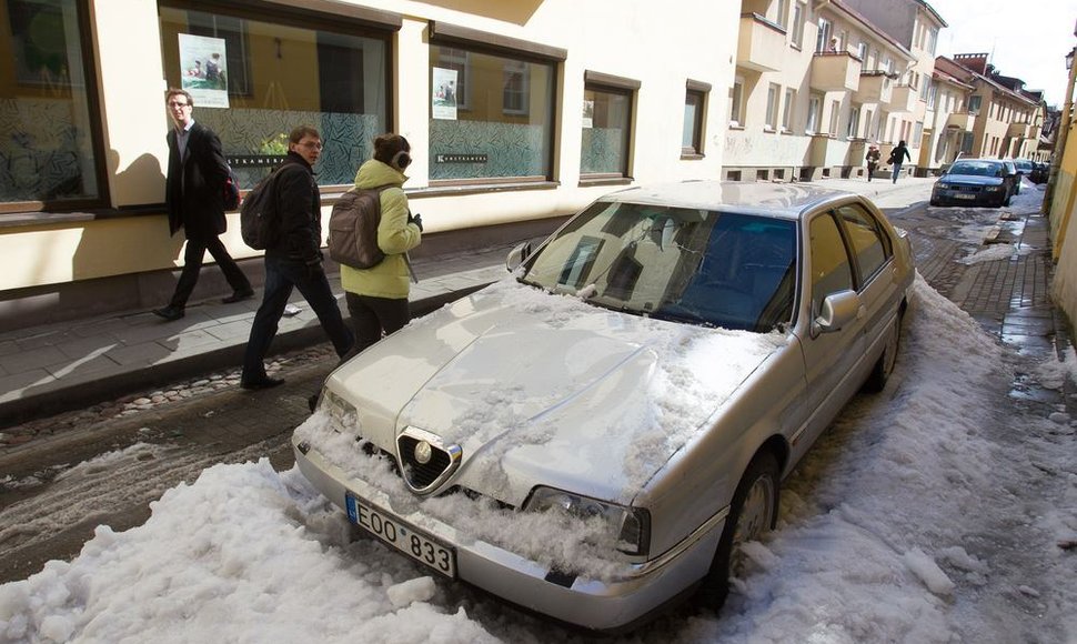 Apgadintas automobilis Vilniaus Ligoninės gatvėje.