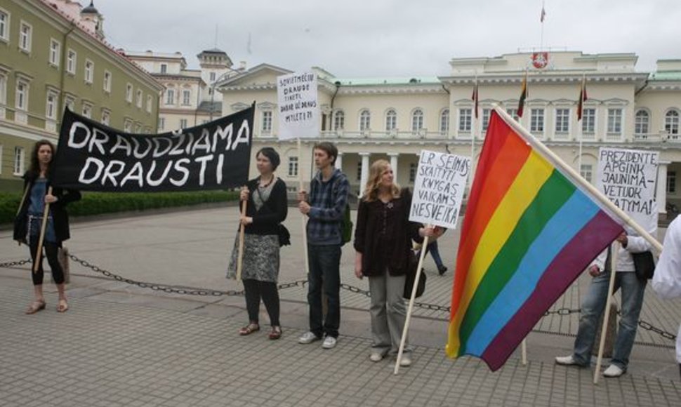 Penktadienio vidurdienį šalia Prezidentūros keliasdešimt jaunuolių su Lietuvos ir gėjų vėliavomis piketavo prieš Seimo priimtą naują Nepilnamečių apsaugos nuo neigiamo viešosios informacijos poveikio įstatymą.  