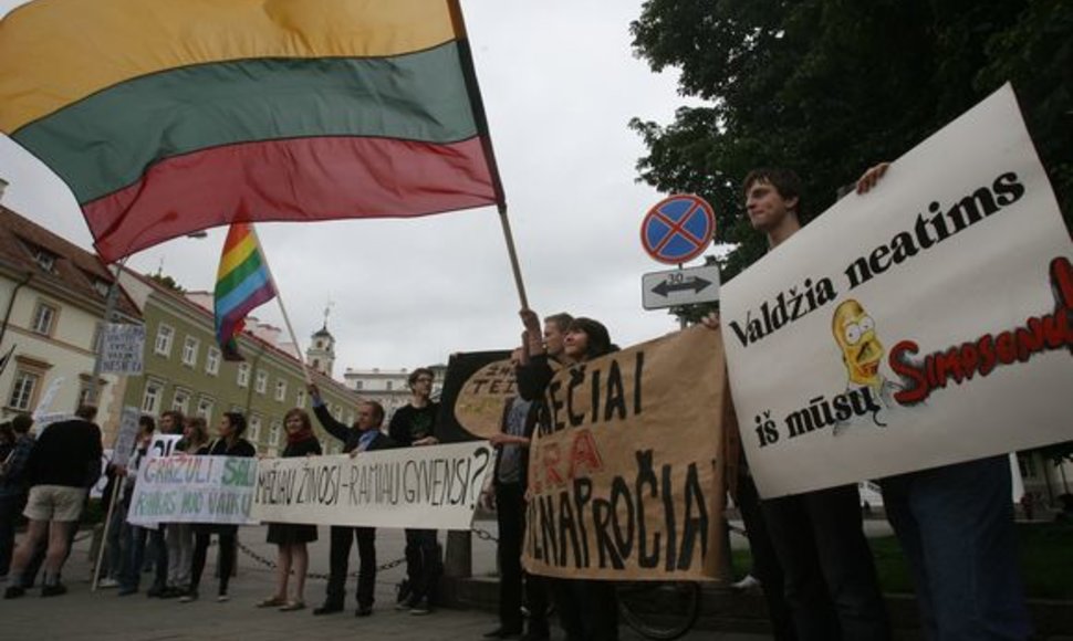 Penktadienio vidurdienį šalia Prezidentūros keliasdešimt jaunuolių su Lietuvos ir gėjų vėliavomis piketavo prieš Seimo priimtą naują Nepilnamečių apsaugos nuo neigiamo viešosios informacijos poveikio įstatymą.  