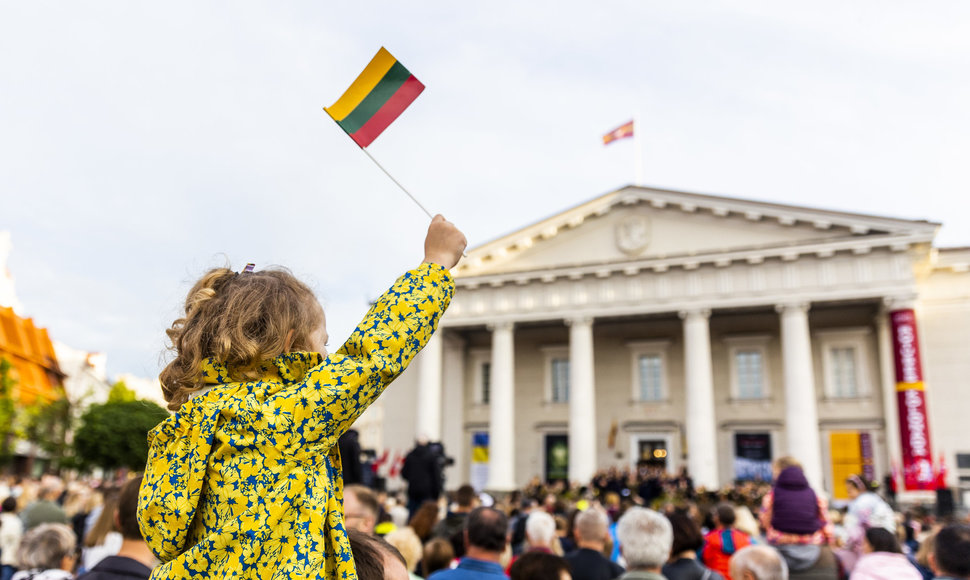 Tautiškos giesmės giedojimas Rotušės aikštėje