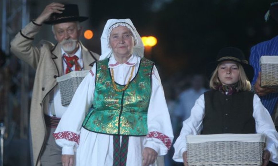 Griausmingomis dainomis, simboliniais fejerverkais, įvairiais tautiniais pasididžiavimais, skirtingomis tarmėmis trečiadienio vakarą aidėjo Katedros aikštė.