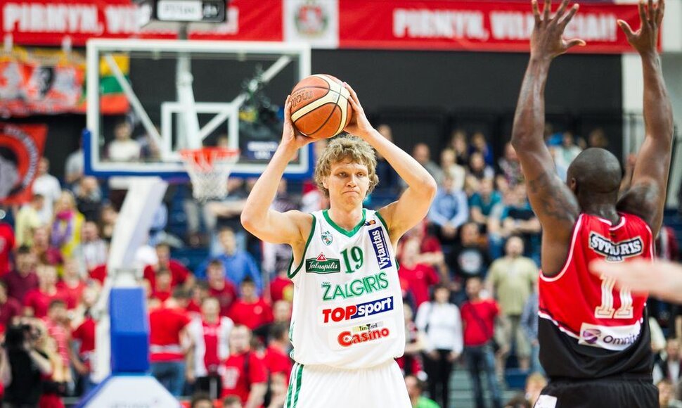 Su kamuoliu Mindaugas Kuzminskas