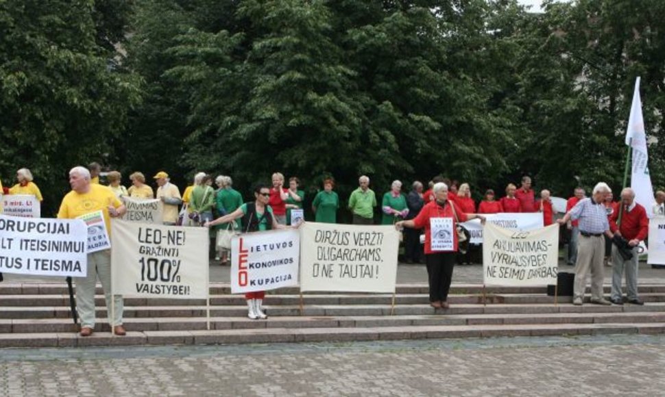 Prie Seimo ketvirtadienį rinkosi protestuotojai, pasisakantys už tai, kad būtų nutraukta LEO LT veikla.