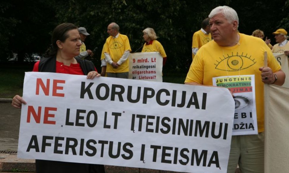 Prie Seimo ketvirtadienį rinkosi protestuotojai, pasisakantys už tai, kad būtų nutraukta LEO LT veikla.