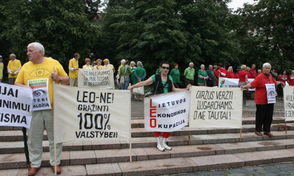 Prie Seimo ketvirtadienį rinkosi protestuotojai, pasisakantys už tai, kad būtų nutraukta LEO LT veikla.