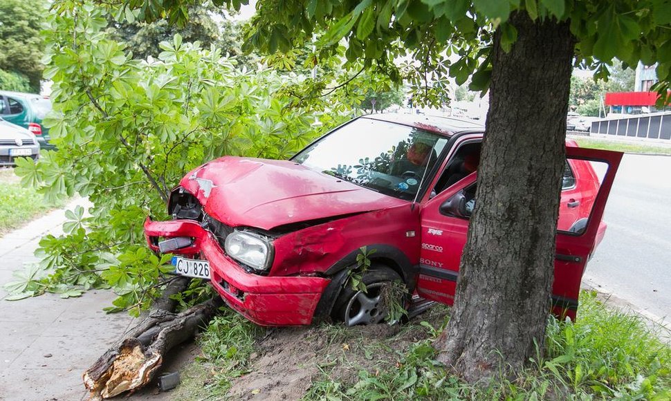 Vilniuje automobilis atsitrenkė į medį