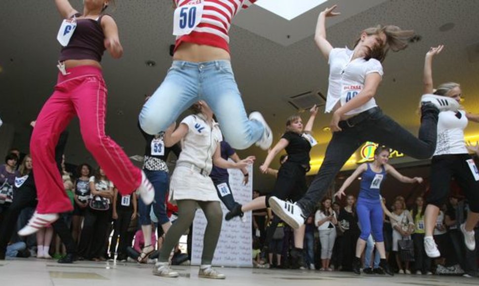 Mėgėjai bandė pakartoti Vytauto Šapranausko parodytus šokių judesius.
