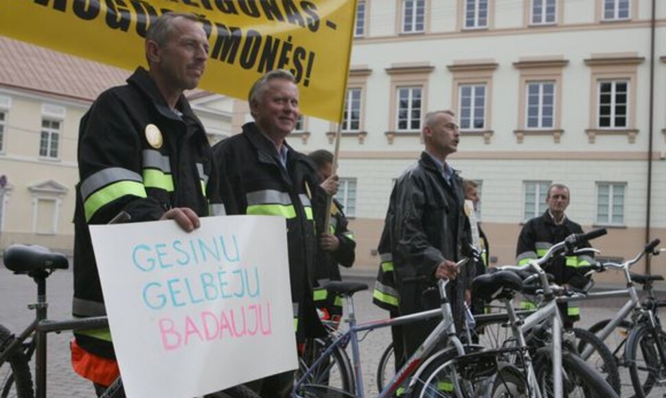 Devyni kovinėmis uniformomis apsirengę ugniagesiai 11 val. ryto dviračiais atvyko į Daukanto aikštę.