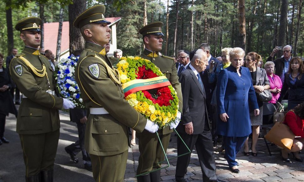 Shimonas Peresas kartu su Lietuvos vadove Dalia Grybauskaite Panerių memoriale pagerbė Holokausto aukas.