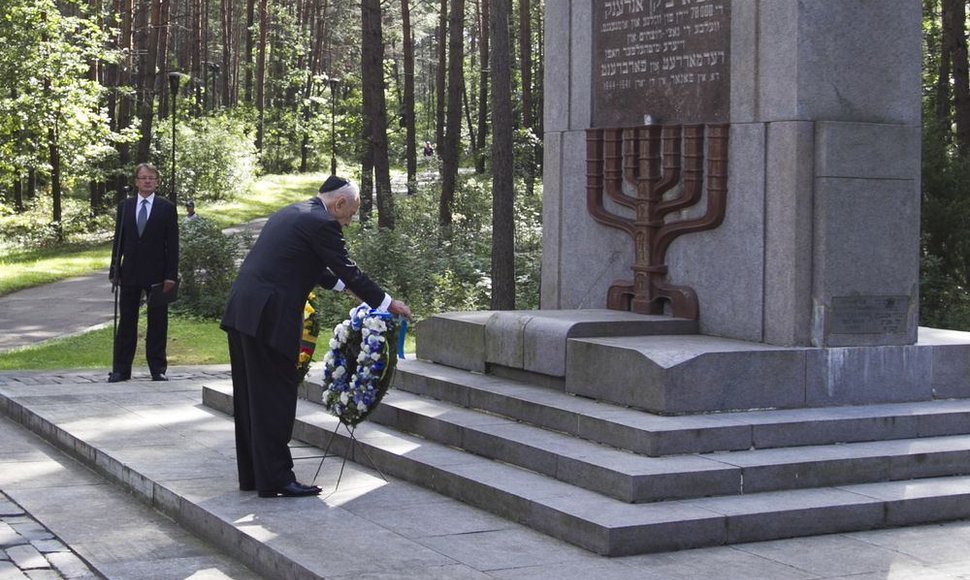 Shimonas Peresas kartu su Lietuvos vadove Dalia Grybauskaite Panerių memoriale pagerbė Holokausto aukas.