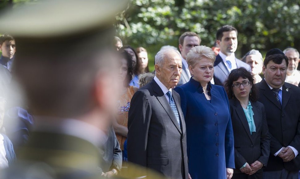 Shimonas Peresas kartu su Lietuvos vadove Dalia Grybauskaite Panerių memoriale pagerbė Holokausto aukas.