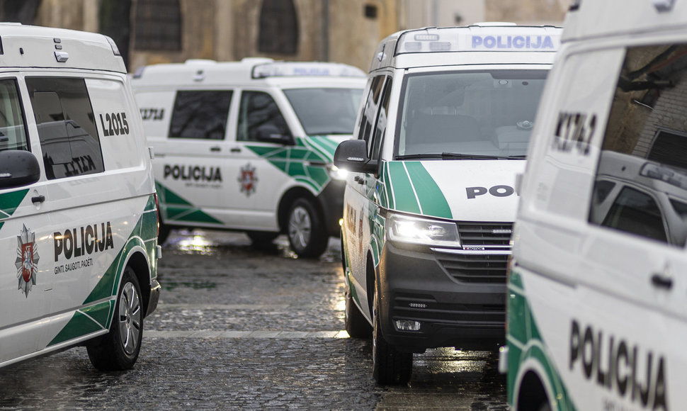 Policijos pareigūnams perduoti nauji  tarnybiniai automobiliai