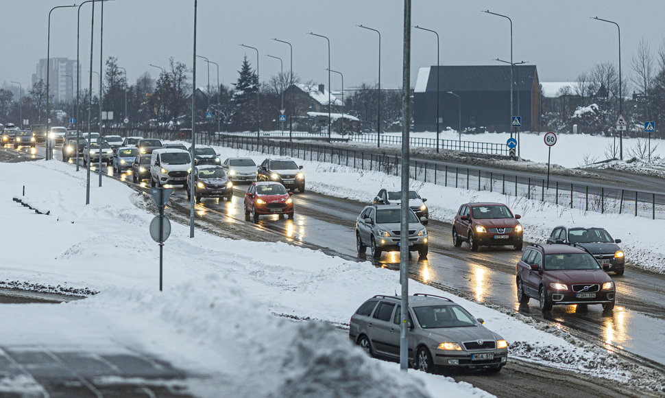 Lietuvoje eismą apsunkino plikledis