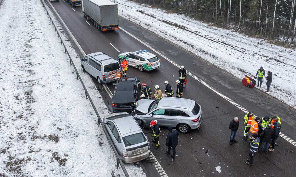 A2 kelyje susidūrė trys automobiliai ir trys vilkikai, uždarytas eismas link Panevėžio