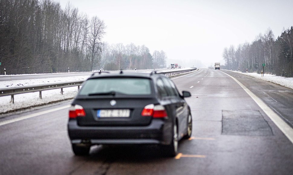 A2 kelyje susidūrė trys automobiliai ir trys vilkikai, uždarytas eismas link Panevėžio