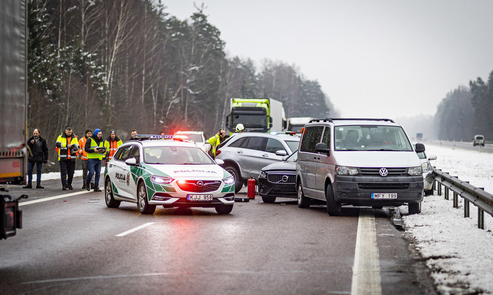 A2 kelyje susidūrė trys automobiliai ir trys vilkikai, uždarytas eismas link Panevėžio