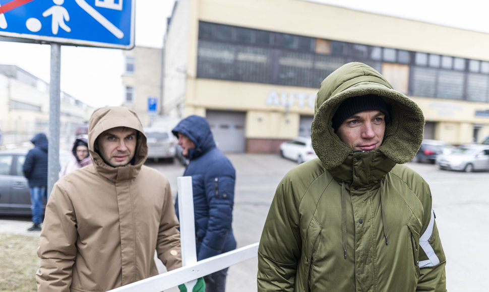 Prieš pieno supirkimo kainas sukilę ūkininkai prie didžiųjų prekybos centrų stato kryžius