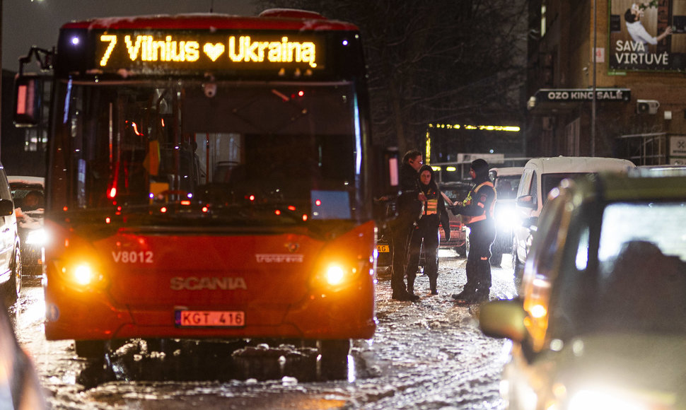 Žiema sugrįžo: visame Vilniuje avarijos ir spūstys