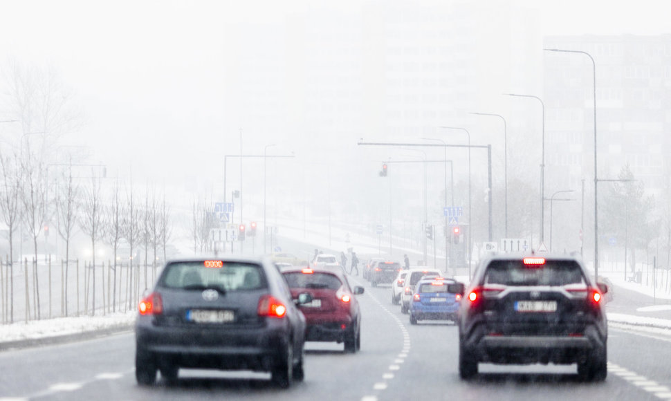 Lietuvoje eismo sąlygas sunkino gausūs krituliai