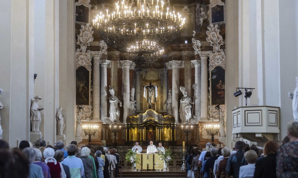  Šv. Jonų bažnyčioje kun. Antanas Saulaitis SJ aukojo mišias.