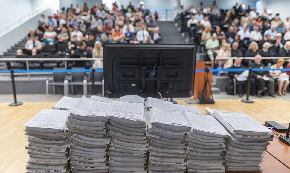 Vilniaus miesto apylinkės teisme tęsiasi prie Seimo vykusių riaušių bylos nagrinėjimas