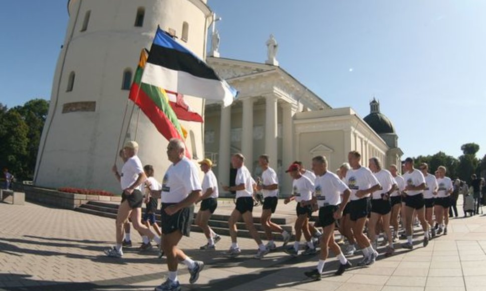 Baltijos kelio 20–mečiui paminėti iš Vilniaus link Talino pajudėjo pirmieji bėgikai iš Lietuvos ir Latvijos.