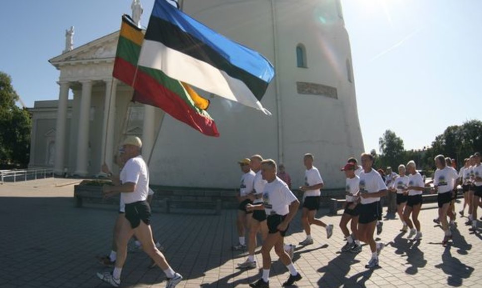 Baltijos kelio 20–mečiui paminėti iš Vilniaus link Talino pajudėjo pirmieji bėgikai iš Lietuvos ir Latvijos.