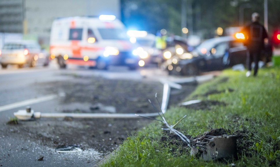 VIlniaus Olandų gatvėje BMW trenkėsi į du stulpus