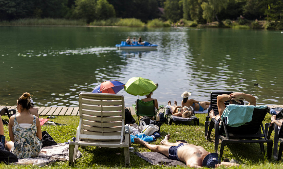 Žaliųjų ežerų pakrantės karštą vasaros dieną