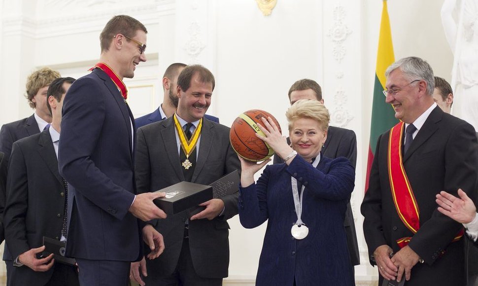 Lietuvos krepšinio rinktinė su Dalia Grybauskaitė