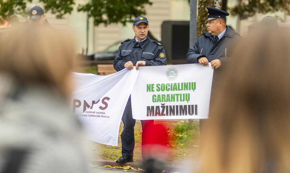 Pareigūnai protestavo prie LR Vyriausybės