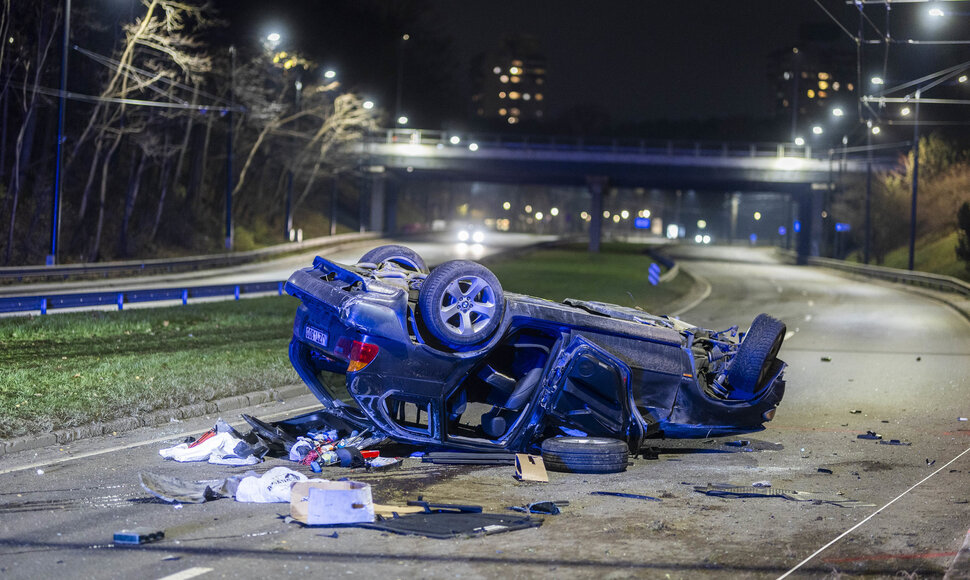 Vilniuje, Laisvės prospekte, apsivertė BMW X5