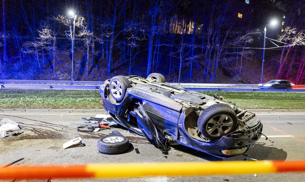 Vilniuje, Laisvės prospekte, apsivertė BMW X5
