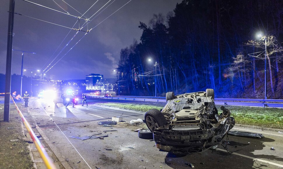 Vilniuje, Laisvės prospekte, apsivertė BMW X5