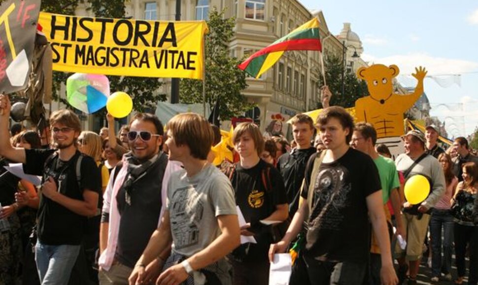Vilniaus universiteto dėstytojai ir studentai i&scaron; Vinco Kudirkos aik&scaron;tės Gedimino prospektu žygiavo  į universiteto centrinius rūmus.