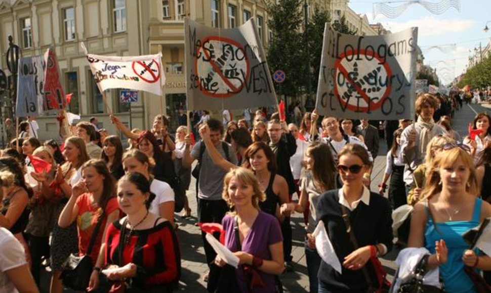 Vilniaus universiteto dėstytojai ir studentai iš Vinco Kudirkos aikštės Gedimino prospektu žygiavo  į universiteto centrinius rūmus.