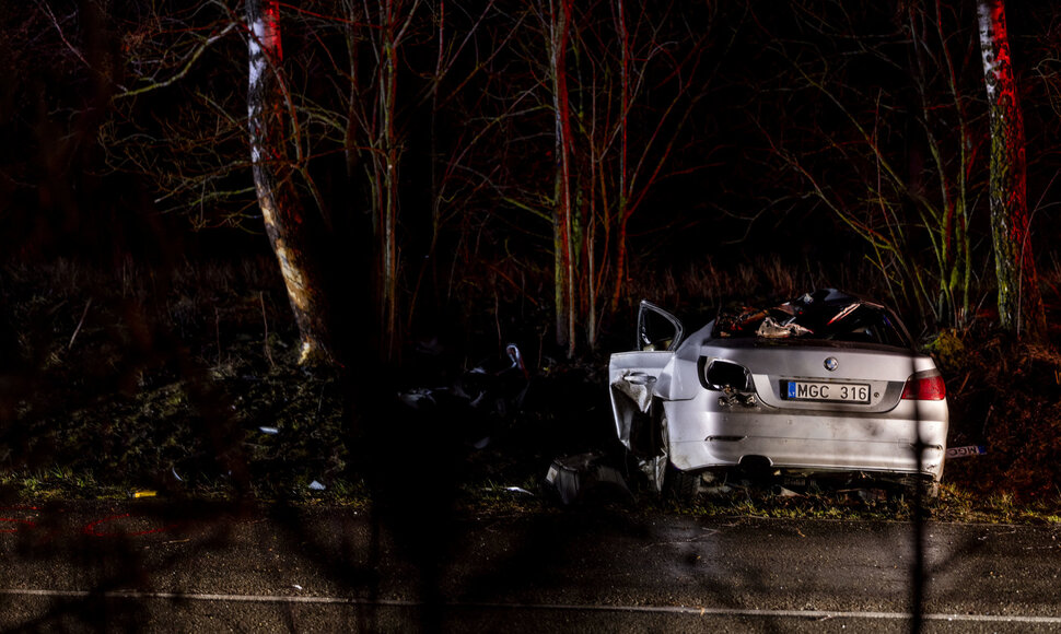 Policijos stabdomas BMW nestojo &ndash; nulėkė nuo kelio ir trenkėsi į medį: žuvo jaunas vairuotojas